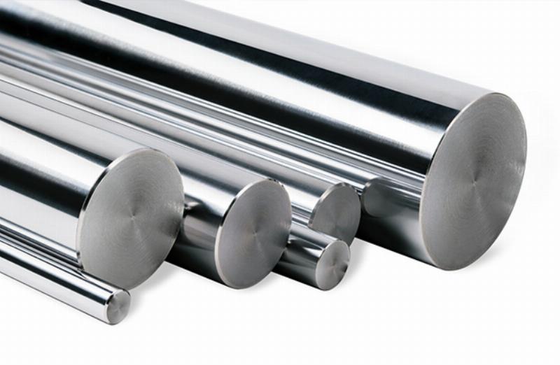 Hình ảnh minh họa việc bảo trì, vệ sinh cầu thang inox 304 một cách dễ dàng, nhấn mạnh tính tiện lợi và độ bền lâu dài.